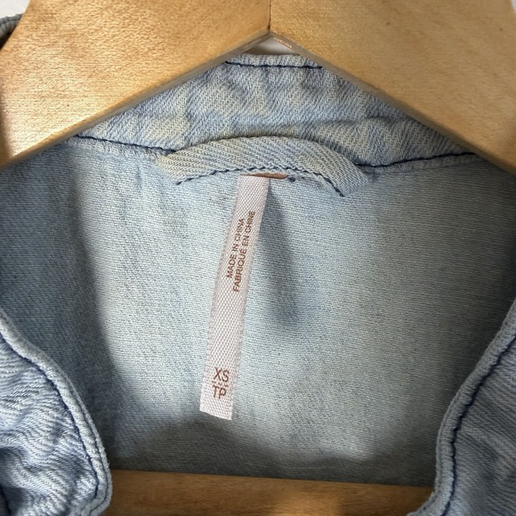 Free People Women's Denim Jacket Light Blue Hooded Raw Hem Cropped Boho XS - Picture 6 of 12